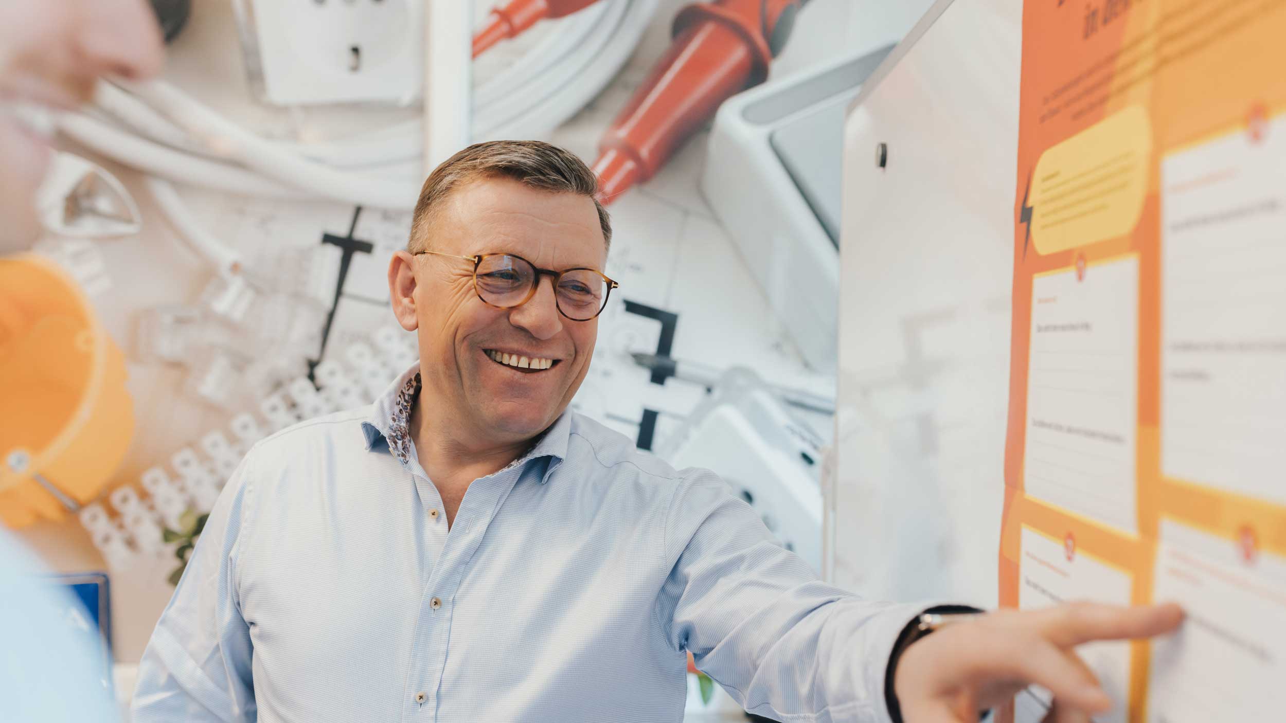 Kurt Falter, Elektromeister aus Landau a.d. Isar, bei einer persönlichen Beratung zur Baubegleitung im Elektrobereich